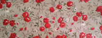 tissu gris à petites roses rouges
