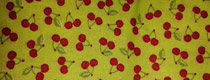 Tissus vert à motifs cerises rouges